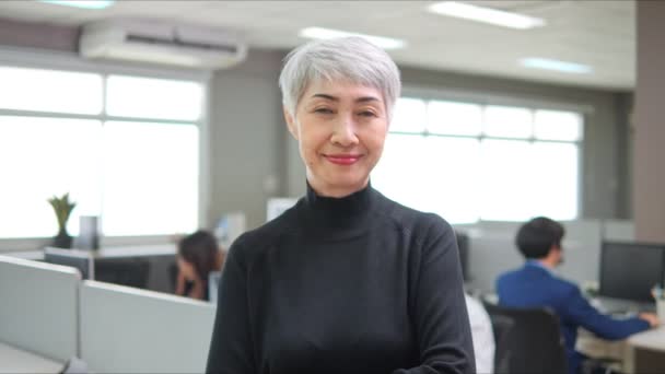 Senior Asiatiske Ældre Kvinde Corporation Ceo Moderne Kontor Ser Kameraet – Stock-video