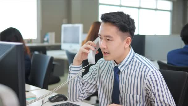 Biznesmen Biurze Rozmawia Przez Telefon Klientem Lub Kolegą Celu Zapewnienia — Wideo stockowe