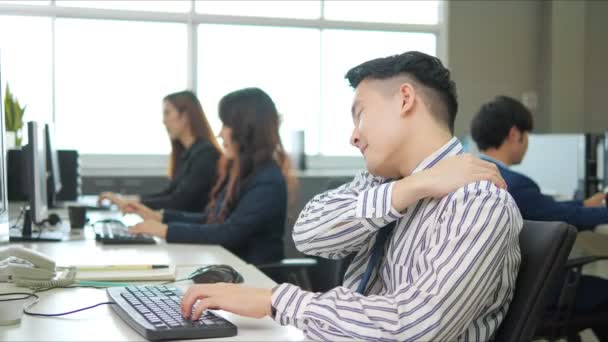 一位上班族由于长时间工作而面临严重的背痛 并有患办公室综合症的危险 — 图库视频影像