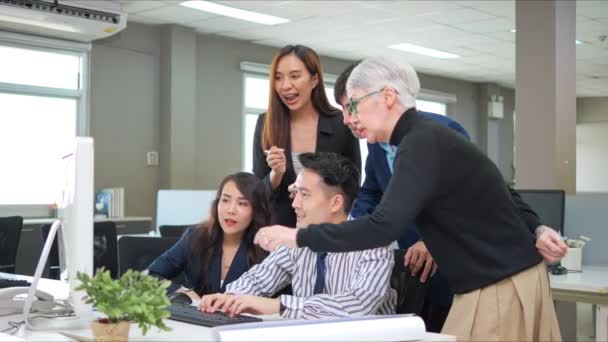 Grupo Negócios Asiáticos Brainstorming Discussão Reunião Equipe Criativa Local Trabalho — Vídeo de Stock