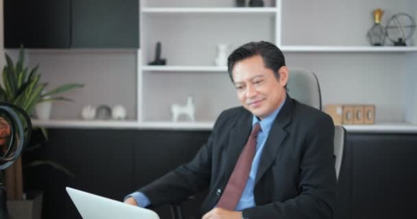 Retrato Asiático Superior Manager Oficina Sentado Sonriendo Mirando Cámara — Vídeos de Stock