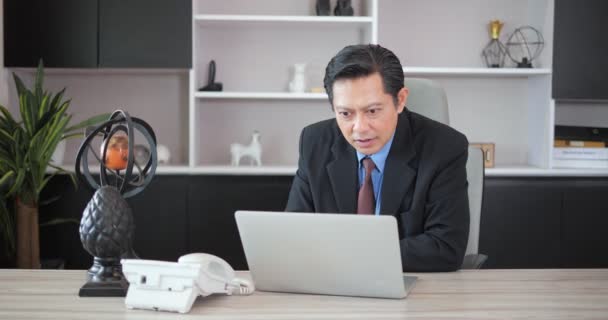 アジアのトップマネージャーがオフィスのノートパソコンで働くことの笑顔と成功を祝う — ストック動画