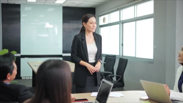 Orgullosa Agradecida Joven Trabajadora Aplausos Apretón Manos Jefe Ejecutivo Reunión — Vídeos de Stock