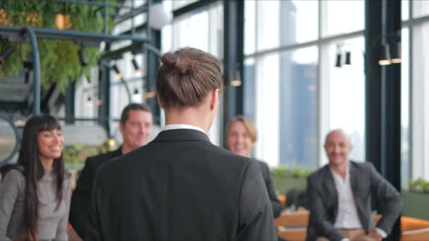 Team Van Collega Kantoormedewerkers Applaudisseren Voor Succesvol Gezelschap Vergadering Lachen — Stockvideo