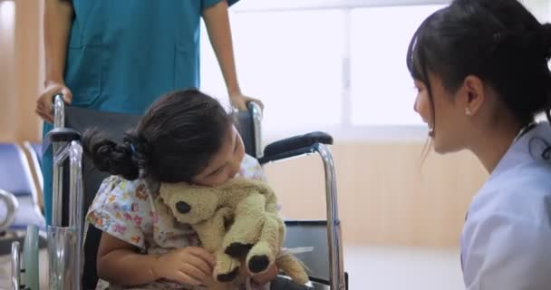 Азиатская Женщина Врач Осмотра Маленькая Девочка Сидит Инвалидной Коляске Стетоскопом — стоковое видео