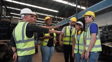 Otomotiv motor parçaları fabrikasında araba endüstrisi deposunda el ele tutuşan çeşitli teknisyenler, takım ruhu kavramları....