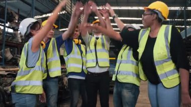 Otomotiv motor parçaları fabrikasında araba endüstrisi deposunda el ele tutuşan çeşitli teknisyenler, takım ruhu kavramları....