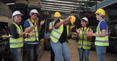Çalıştıktan sonra dinlenmek için işyerinde dans eden bir grup fabrika teknik işçisi. İşten sonra gevşeme aktivitesi kavramı endüstriyel çalışanlar için iyidir.
