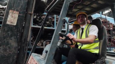 Afrikalı ve Amerikalı çalışanlar depo fabrikasında forklift kullanıyorlar. Burası bir nakliye ve dağıtım deposu. Endüstriyel işçi konsepti