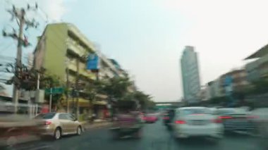 Bangkok Tayland-02 Mart 2021: araba sürme süresi. Hyper 'ın POV' u Bangkok Tayland 'da trafik yolunda hız yapıyor.