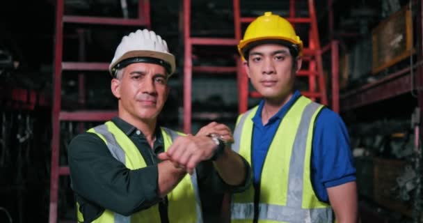 两幅工业高加索人和亚洲人的肖像画由工厂的技师 工程师 头戴头盔的机修工组成 — 图库视频影像