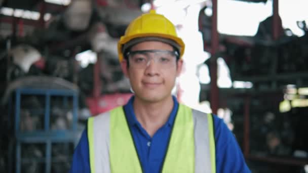 Портрет Азиатского Человека Профессиональный Промышленный Инженер Одетый Форму Безопасности Смотреть — стоковое видео
