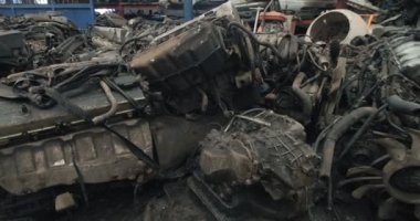 Garajdaki eski araba parçaları, mekanik parçalar, araba parçaları, eski paslı demir zincirler..