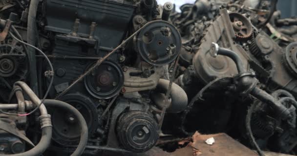 修车厂旧汽车零部件堆放 机械零件堆放 汽车零部件堆放 生锈旧铁链 — 图库视频影像