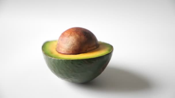 Nahaufnahme Von Frischen Avocadofrüchten Auf Weißem Hintergrund — Stockvideo