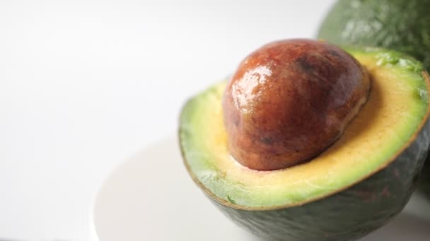 Nahaufnahme Von Frischen Avocadofrüchten Auf Weißem Hintergrund — Stockvideo