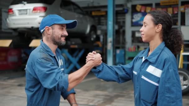 两个汽车机械师在汽车服务中心握手 维修服务的概念 汽车维修和保养 在汽车服务中心工作的汽车技师 — 图库视频影像