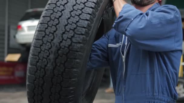 Ritratto Meccanico Maschio Con Pneumatico Negozio Auto Specialista Montaggio Pneumatico — Video Stock