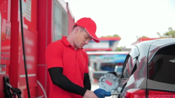 Hombre Trabajador Empleado Ropa Trabajo Uniforme Reabastecimiento Combustible Para Coche — Vídeos de Stock