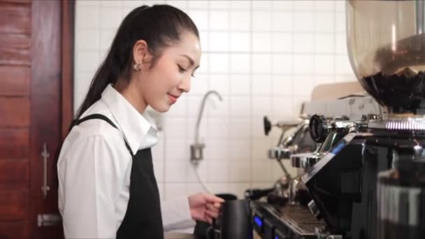 Asiatico Felicità Donna Barista Making Cup Coffee Customer Cafe Coffee — Video Stock