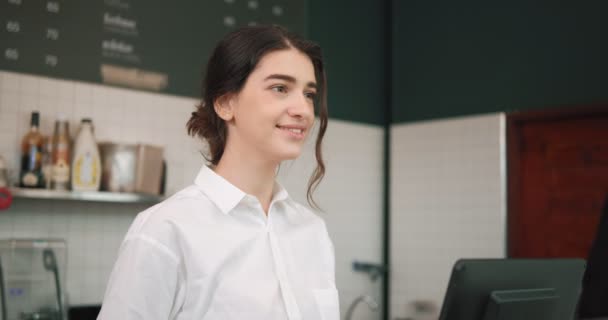 Mujer Caucásica Barista Utilizando Pantalla Táctil Cajero Pedido Hablar Con — Vídeo de stock