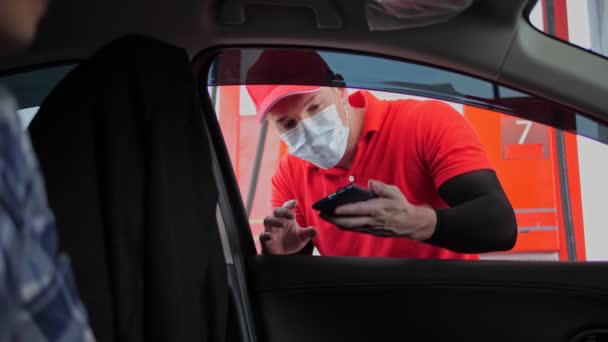 在加油站检查Qr代码 在加油站戴口罩 坐在车上支付煤气费的顾客 — 图库视频影像