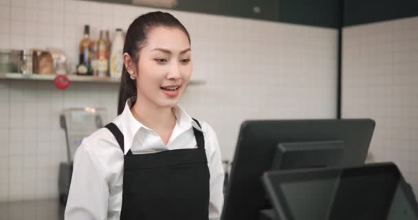 Asiatische Frau Barista Mitarbeiter Videoanruf Mit Kunden Die Lebensmittel Online — Stockvideo