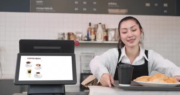 Coffeeshop Akzeptiert Digitales Bezahlen Ohne Geld Plastiketikett Auf Dem Tisch — Stockvideo