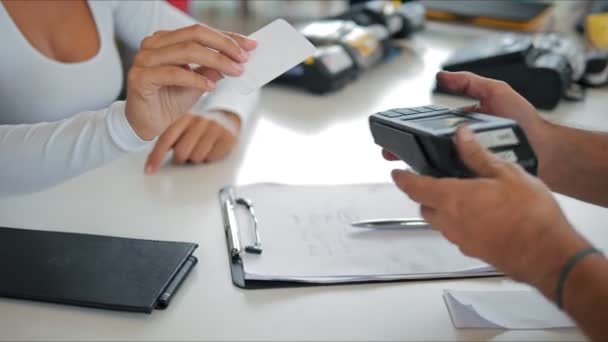 Ręka Klienta Płacącego Kartą Kredytową Bezstykową Technologią Nfc Barman Czytnikiem — Wideo stockowe