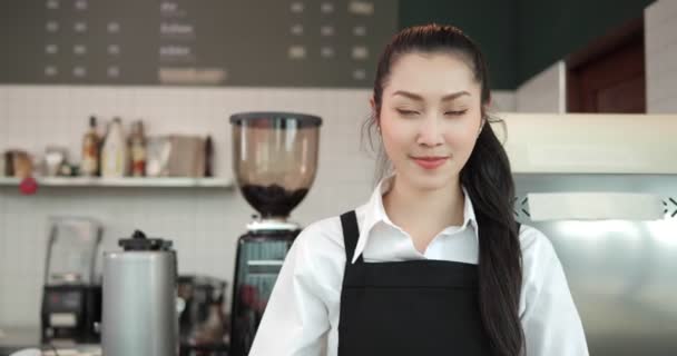 Retrato Mulher Asiática Loja Proprietário Vestindo Máscara Facial Olhar Para — Vídeo de Stock