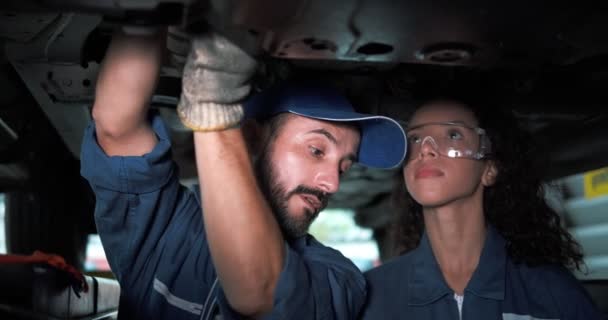 两名汽车修理工修理吊车 在车库里工作的经验汽车维修技术员 — 图库视频影像