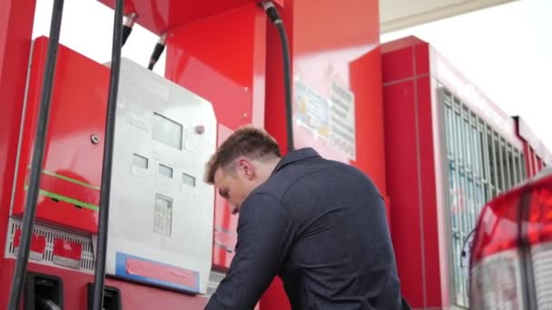 Hombre Caucásico Hablando Con Teléfono Inteligente Mientras Repostaba Coche Gasolinera — Vídeos de Stock