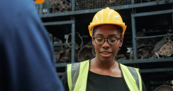 Крупным Планом Черных Женщин Счастье Работников Завода Инженерной Команды Команда — стоковое видео