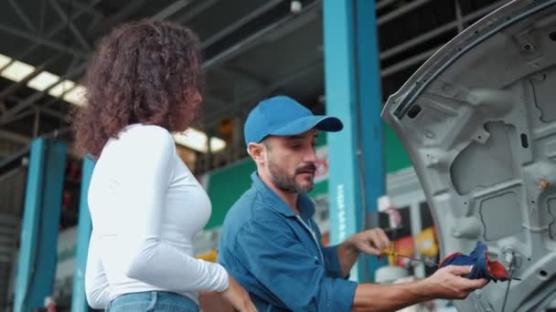 Homem Mecânico Verificando Nível Óleo Motor Para Cliente Mulher Discutindo — Vídeo de Stock