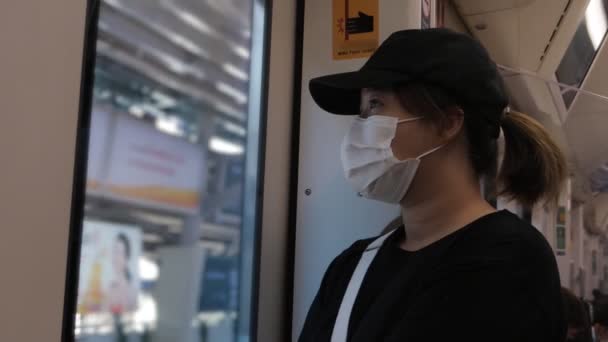 Asyalı Kadın Metro Istasyonunda Maske Takıyor Şehir Konseptinde Yeni Normal — Stok video