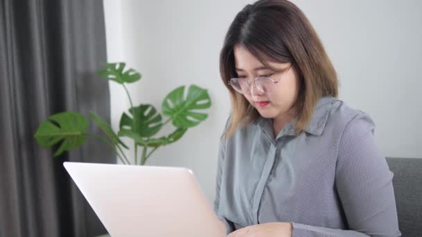 在家里工作的亚洲女商人用笔记本电脑键盘打字 女学生用笔记本电脑在线交流 — 图库视频影像