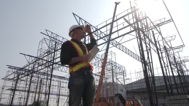 Construtor Construção Chapéu Duro Com Tablet Canteiro Obras — Vídeo de Stock