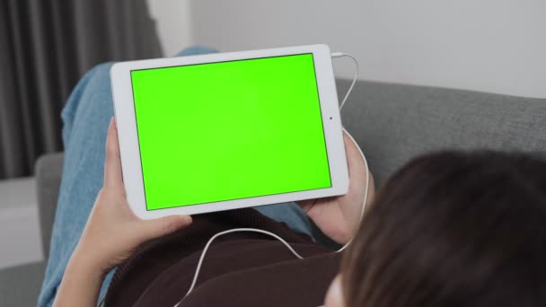 Κοντινό Πλάνο Των Οριζόντιων Χεριών Που Κρατούν Tablet Πράσινη Οθόνη — Αρχείο Βίντεο