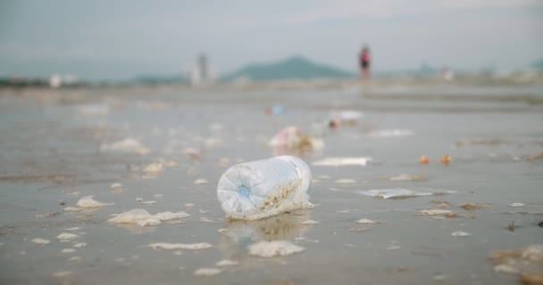 Plastic Flessen Ander Afval Het Strand Ecologisch Concept Strandvervuiling Vuilnis — Stockvideo