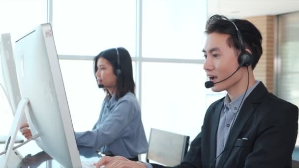 Biznesowi Azjaci Słuchawkach Rozmawiają Klientem Biurze Aby Wspierać Zdalnego Klienta — Wideo stockowe
