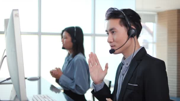 Business Asian Lidé Nosí Sluchátka Video Volání Zákazníkem Kanceláři Podporu — Stock video