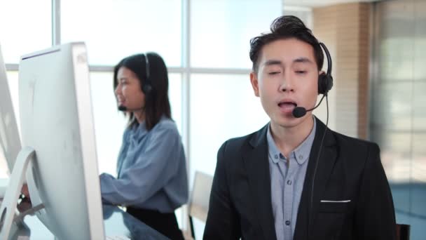 Asiático Hombre Confiado Servicio Apoyo Representante Hablando Mirada Cámara Hombre — Vídeos de Stock