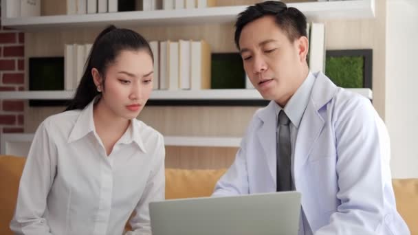 Medico Professionista Psichiatra Maschio Asiatico Consulenza Utilizzando Computer Portatile Esaminare — Video Stock