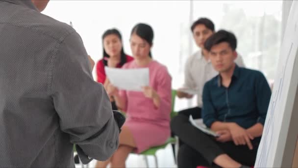 Mujer Asiática Levantando Mano Para Hacer Preguntas Compartir Opinión Durante — Vídeo de stock