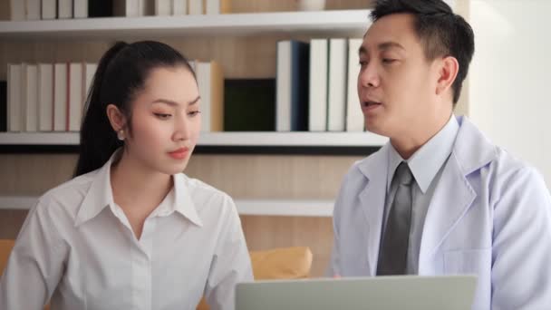 Médico Profissional Psiquiatra Masculino Asiático Está Aconselhando Usando Laptop Para — Vídeo de Stock