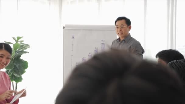 Business Asian Trenér Řečník Dát Flipchart Prezentaci Boss Vysvětlit Grafu — Stock video