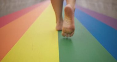 LGBT gökkuşağı renkli yaya geçidinde yalın ayak yürümek, gurur ayı kavramı ve kendini doğrulama..