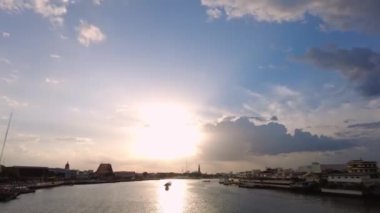 Gün batımında Bangkok şehir manzarası ve Chao Phraya nehri, Bangkok Tayland Phuttha Yodfa Köprüsü manzarası.