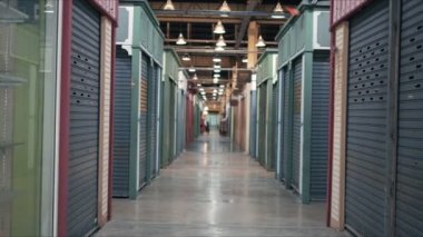 Dükkan önleri Coronavirus salgını nedeniyle kapanmış bit pazarındaki mağazanın metal kapağı kapanmış ve kilitlenmiş, ekonomik kriz ve salgınlar mağazaların kapanmasına neden olmuş.