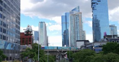 Bangkok manzaralı modern ofis binası ve Tayland 'da mavi gökyüzü ve bulutlu elektrik gökyüzü treni
